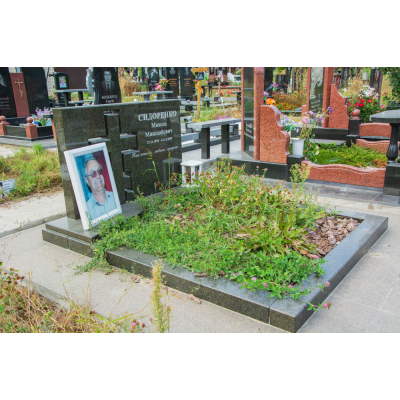 Красивый памятник с крестом 