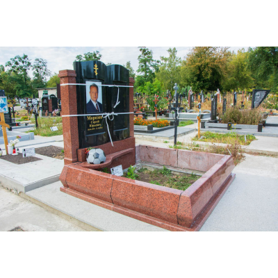 Елітний пам'ятник з червоного та чорного граніту для чоловіка
