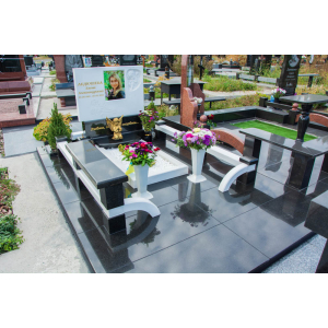 Памятник из мрамора и черного гранита