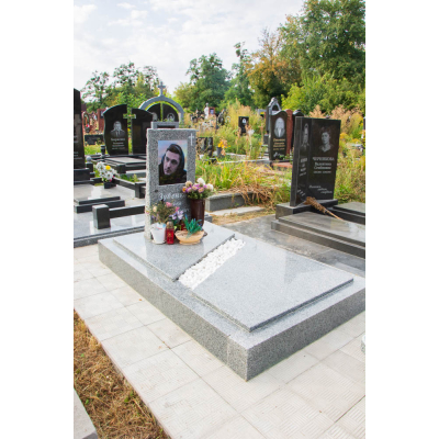 Памятник из серого гранита