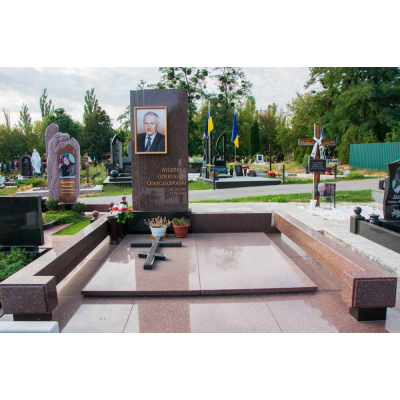 Эксклюзивний памятник из коричневого гранита