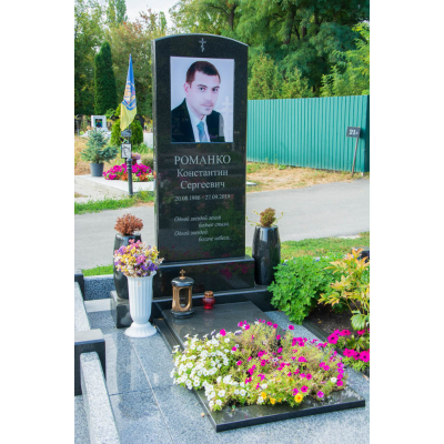 Гранітний пам'ятник чоловіку