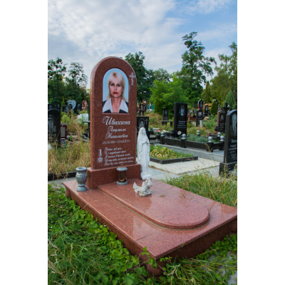 Памятник из красного гранита для женщины