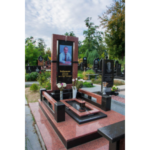 Ексклюзивний гранітний пам'ятник з квадратними колонами