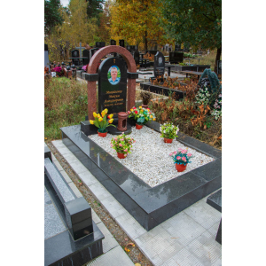 Гранітний пам'ятник з аркою