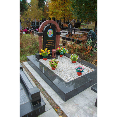 Гранітний пам'ятник з аркою