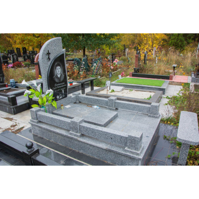 Одиночный памятник из серого гранита