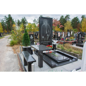 Цікавий гранітний пам'ятник для молодого хлопця