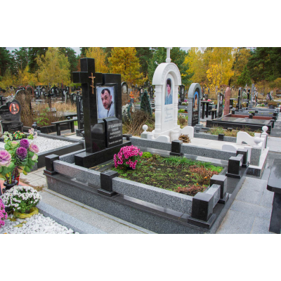 Гранитный памятник с крестом
