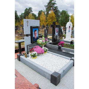 Гранітний пам'ятник чоловіку