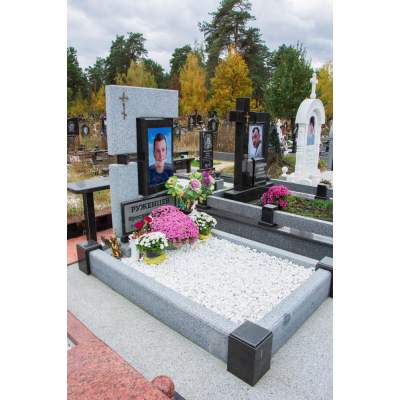Гранітний пам'ятник чоловіку