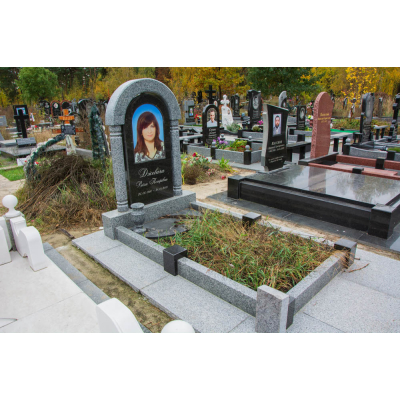 Гранітний пам'ятник з колонами та аркою