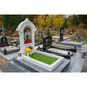 Дитячий пам'ятник з мармуру