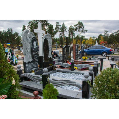 Гранітний пам'ятник з ангелами