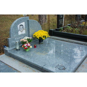 Гранитный памятник серого цвета