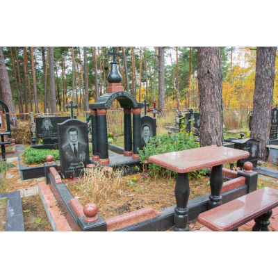 Гранітний пам'ятник з куполом