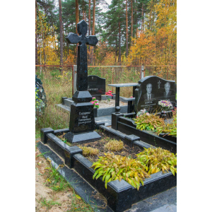 Пам'ятник у вигляді хреста