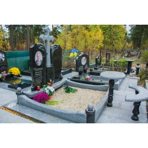 Гранитный памятник с крестом