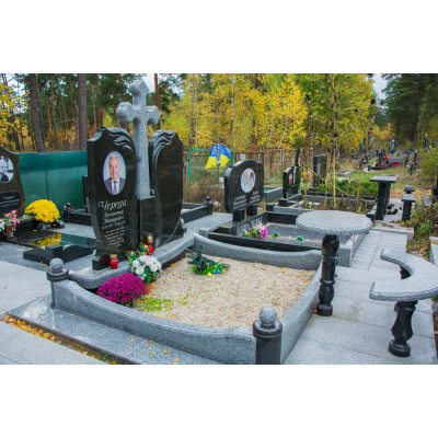 Гранітний пам'ятник з хрестом