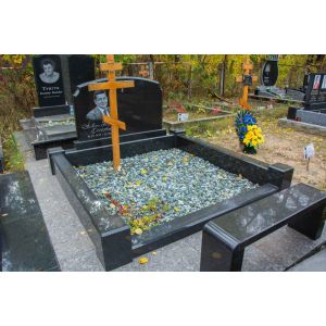 Пам`ятник з чорного граніту 