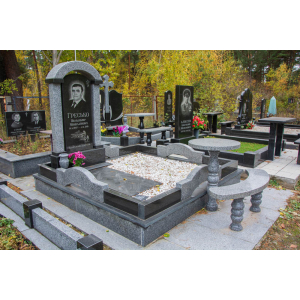 Гранітний пам'ятник з аркою