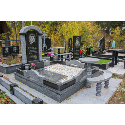 Гранитный памятник с аркой