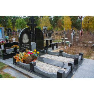 Гранитный памятник с крестом для двоих