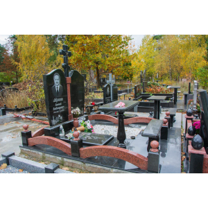 Пам`ятник з хрестом 