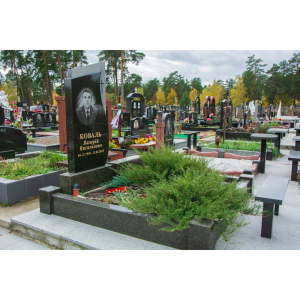 Гранітний пам'ятник чоловіку
