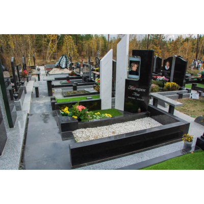 Пам'ятник з білого та чорного граніту