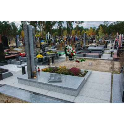 Гранітний пам'ятник в сірому кольорі