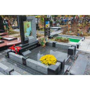 Памятник из серого и черного гранита