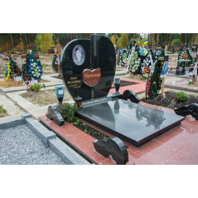 Гранітний пам'ятник у вигляді серця для двох