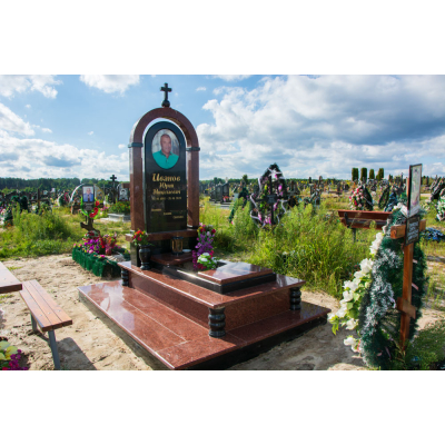 Гранітний пам'ятник чоловіку