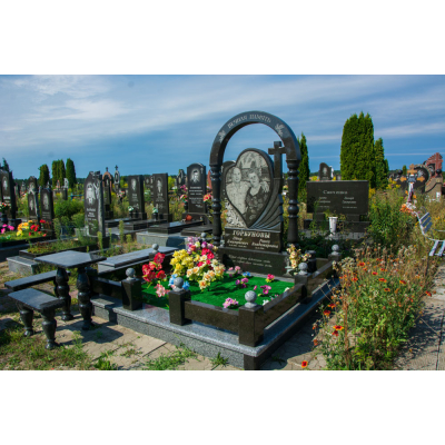 Гранітний пам'ятник з аркою