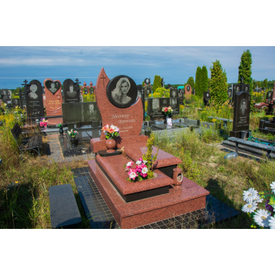 Памятник из красного гранита