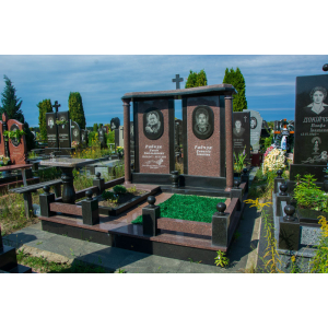 Пам'ятник з коричневого граніту