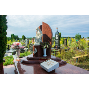 Гранітний пам'ятник з фігурою