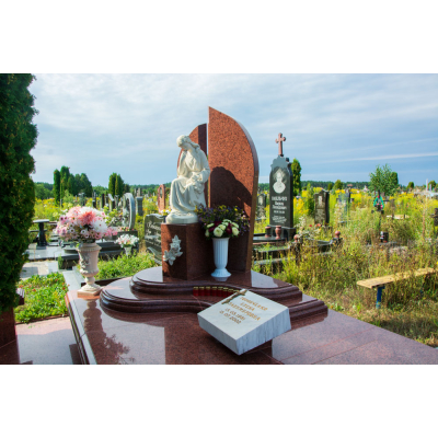 Гранітний пам'ятник з фігурою