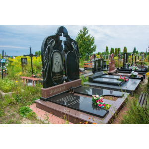 Пам'ятник з хрестом