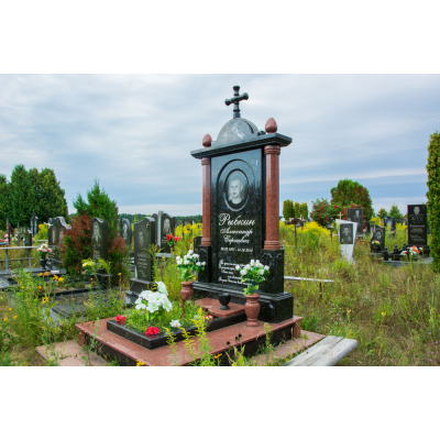 Гранитный памятник с колоннами