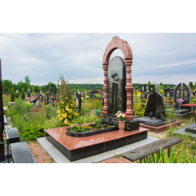 Гранітний пам'ятник з аркою