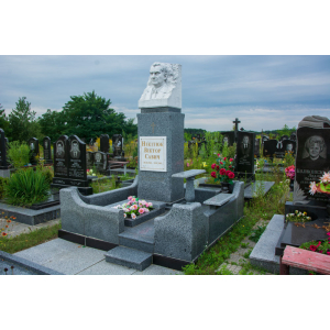 Памятник со скульптурой