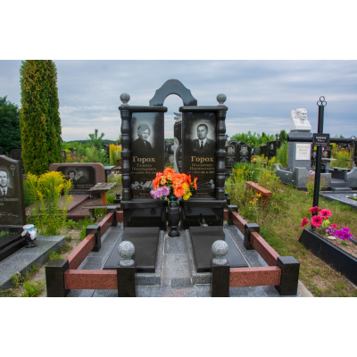 Пам'ятник з чорного граніту