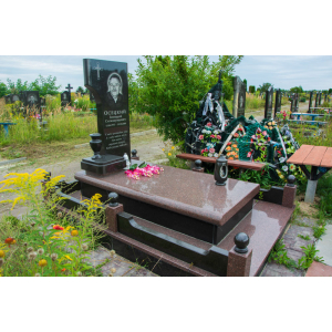 Памятник из черного и коричневого гранита