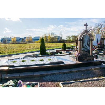 Памятник мужчине из коричневого гранита