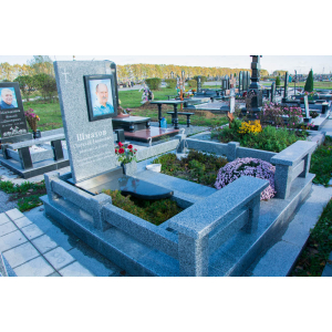 Памятник из серого гранита для мужчины