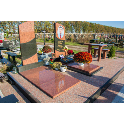 Пам'ятник з червоного та чорного граніту для двох