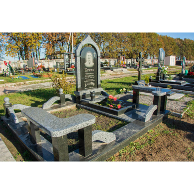 Памятник со скамейкой