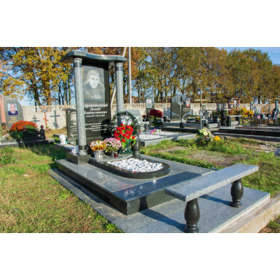 Пам'ятник з колонами та граніту